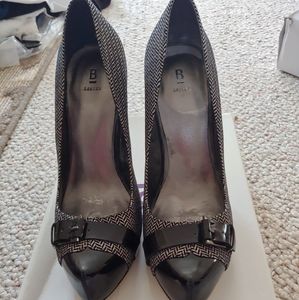 Closed toe slip on pumps